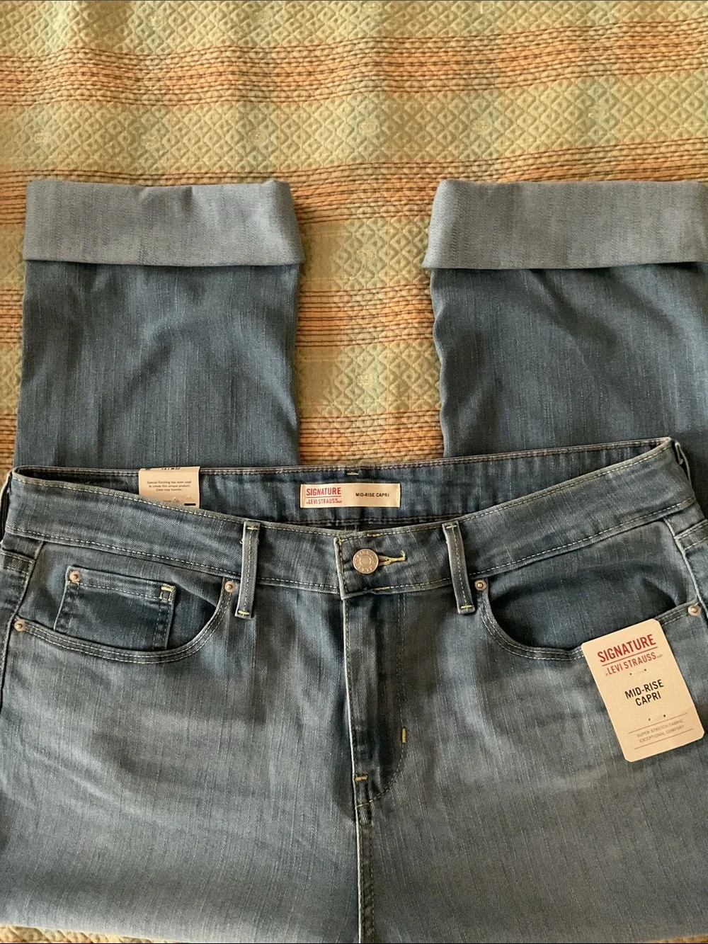 Signature by Levi Strauss Mid-Rise Capris in Medium Blue Size 14 Waist 32 NWT - Picture 3 of 3